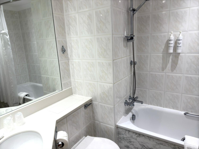 Bathroom, Delta Hotels by Marriott Aberdeen, Aberdeen