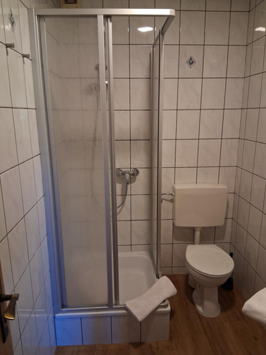 Bathroom 4, Gaststatte Zur Hahnenquelle, Olpe