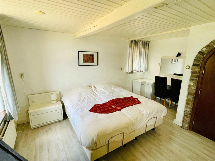 Bedroom 3, Farmhouse in Sint Joost With Pool & BBQ, Echt-Susteren