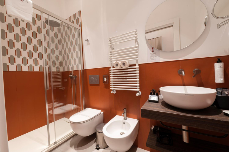 Bathroom 5, Domina Livia Vaticano Roma, Rome