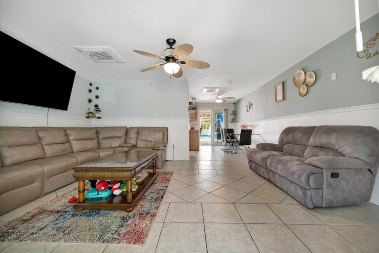 Living area 3, Fort Myers Waterfront Boat House, Lee