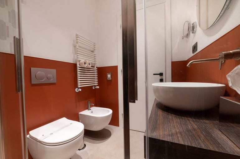 Bathroom 5, Domina Livia Vaticano Roma, Rome