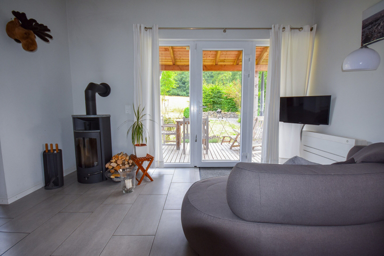 Living room 5, Holiday Home in Forest With Terrace & BBQ, Vulkaneifel