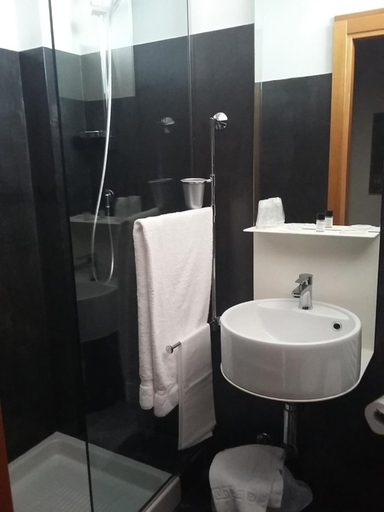 Bathroom 4, Hotel Clarici, Perugia
