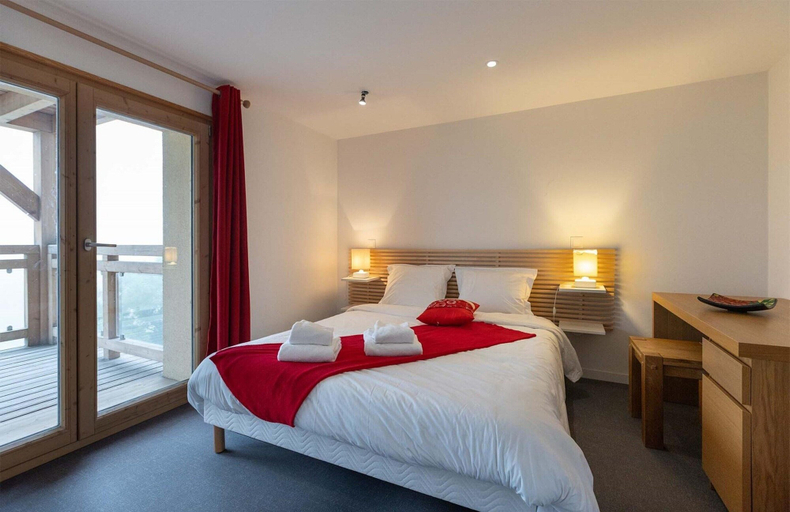 Room 3, Chalet in Paradiski With Spa & Valley Views, Savoie