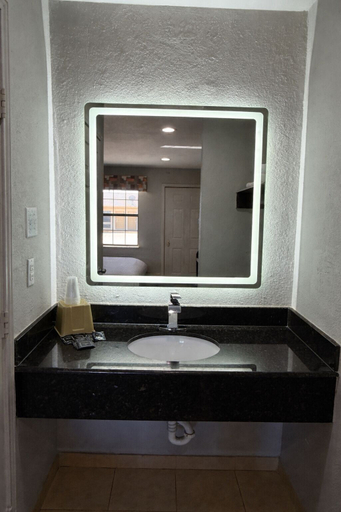 Bathroom 3, Relax Inn, Brazos