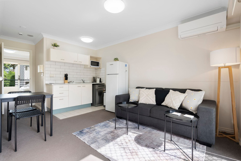Living room 4, Comfortable Stay With Pool Access, Brisbane