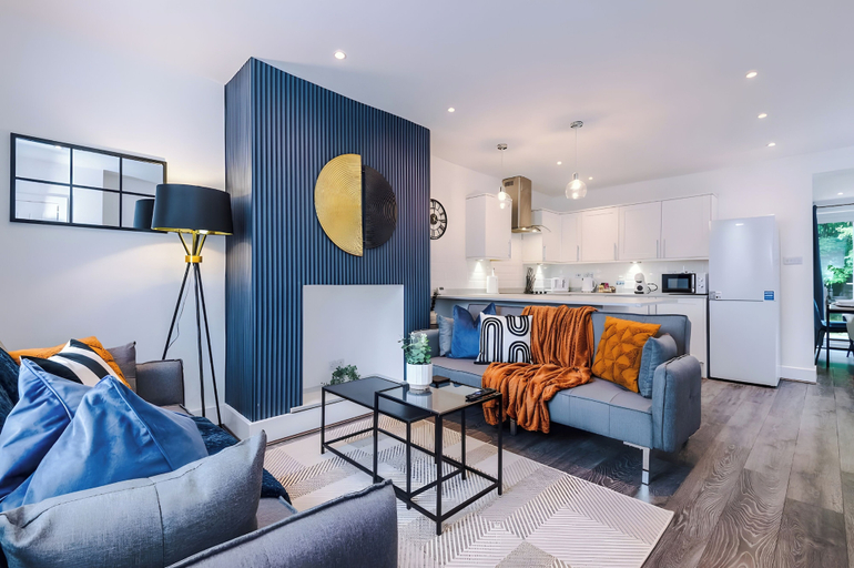 Living area 4, House Sleeps 7 With Garden and Free Parking, Tameside