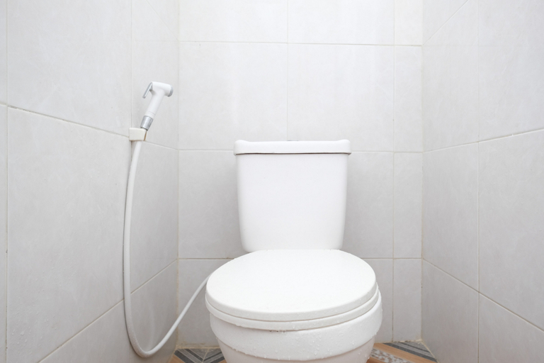 Bathroom 3, RedDoorz Syariah near Terminal Bus Giwangan, Bantul
