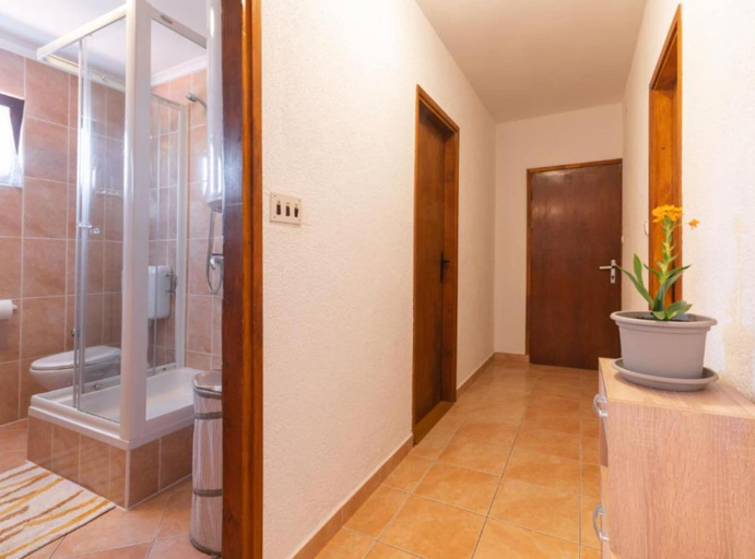 Bathroom 3, Kokolo Beach Apartments, Preko