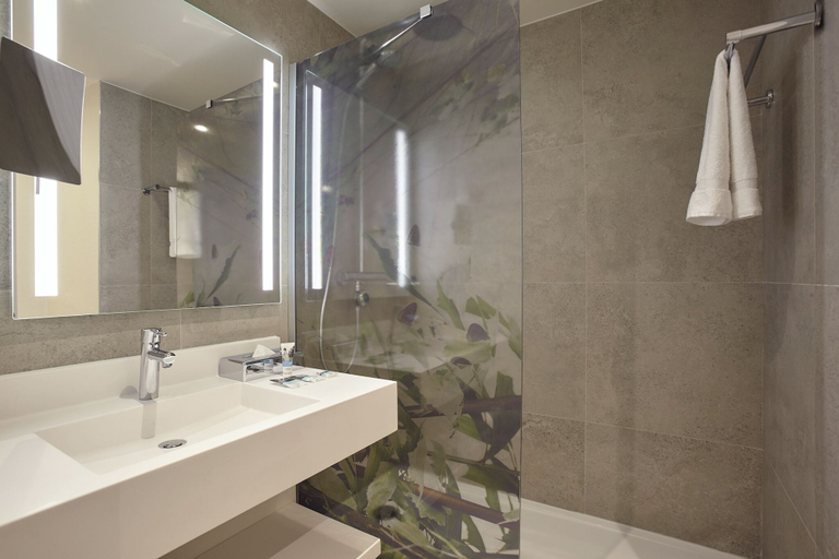 Bathroom 5, Mercure Paris La Defense hotel, Hauts-de-Seine