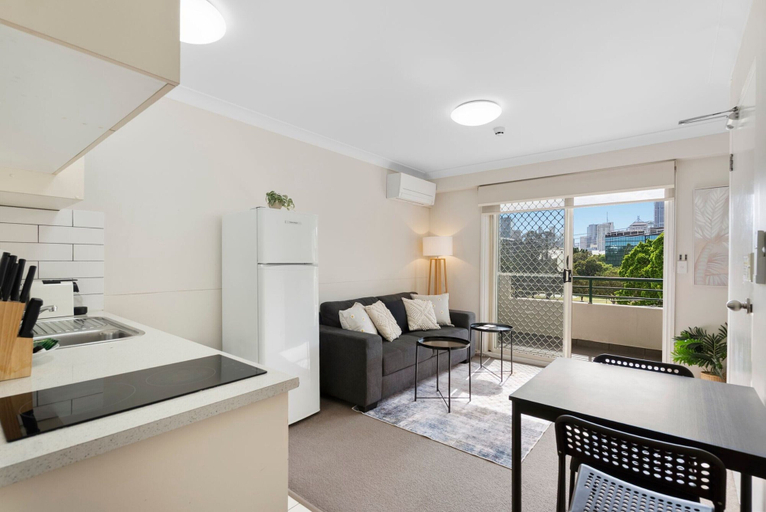 Living room 5, Comfortable Stay With Pool Access, Brisbane