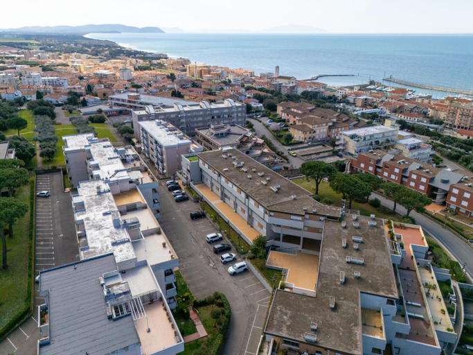 Exterior & Views