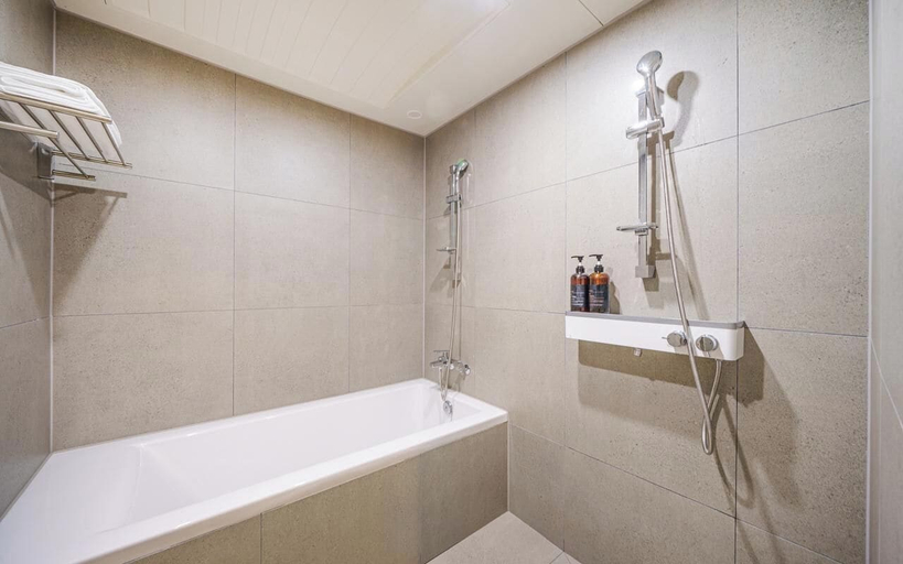 Bathroom 4, H Avenue Dongseong-ro Daegu Station, Buk