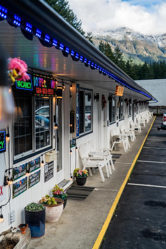 Food & Drinks 4, Alpine Motel, Fraser Valley