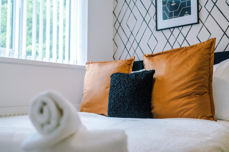 Room 3, House Sleeps 7 With Garden and Free Parking, Tameside