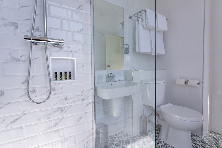 Bathroom 4, Glengarriff Eccles
