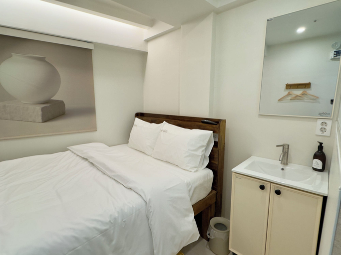 Room 3, elim hostel, Jung