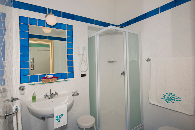 Bathroom 4, Hotel Ossidiana Stromboli Center, Messina