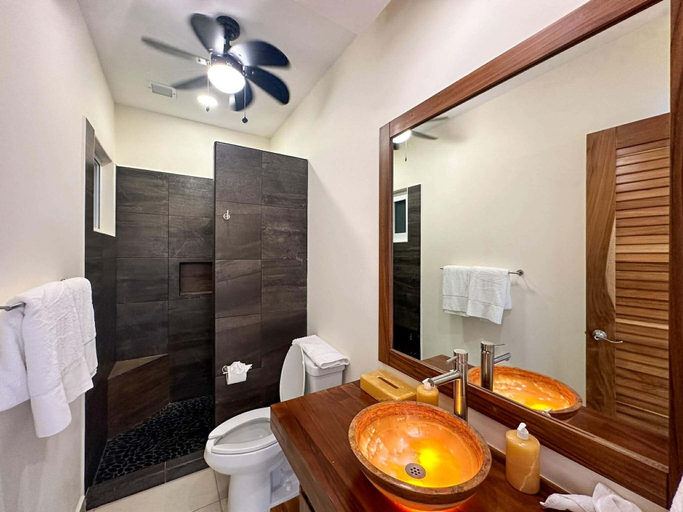 Bathroom 2, Beachfront Apartments at Vivo Resorts, Dist. Juquila