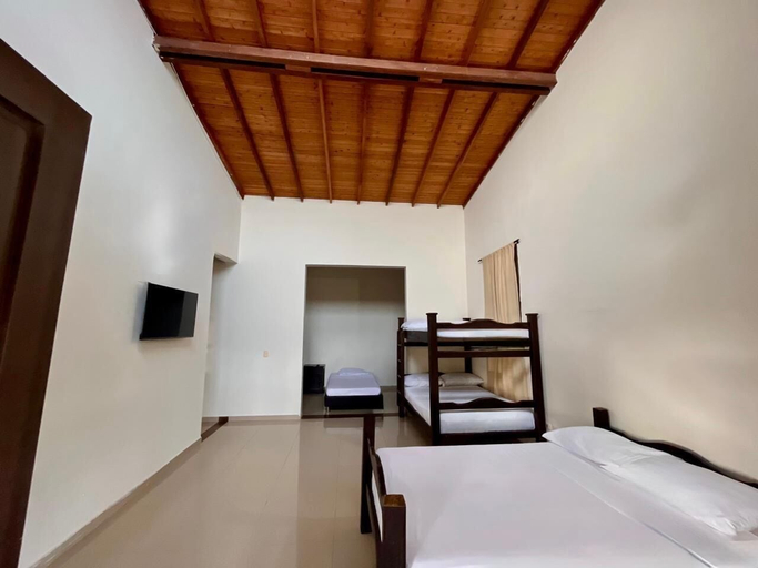 Room 3, Jardines del cafe entre nubes, Montenegro
