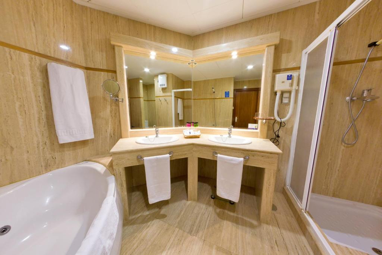 Bathroom 4, Hotel Traina, Murcia