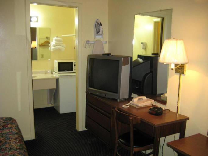 Bedroom 5, Guest House Motel, Neosho
