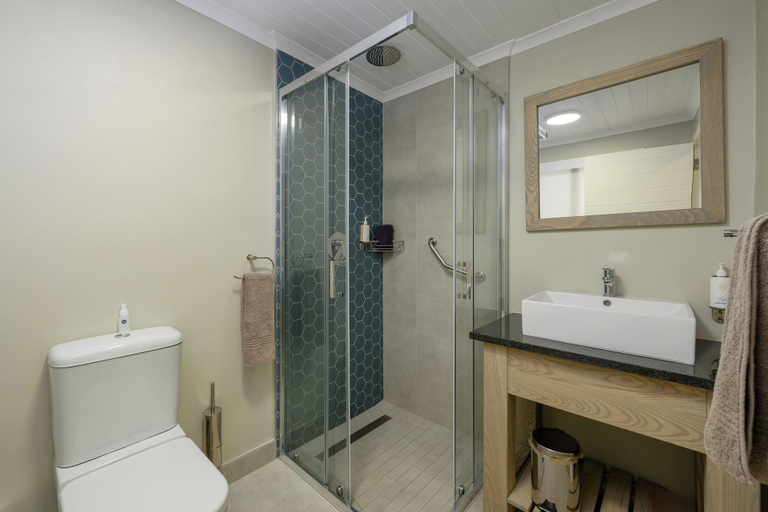 Bathroom 3, Dikhololo, Bojanala
