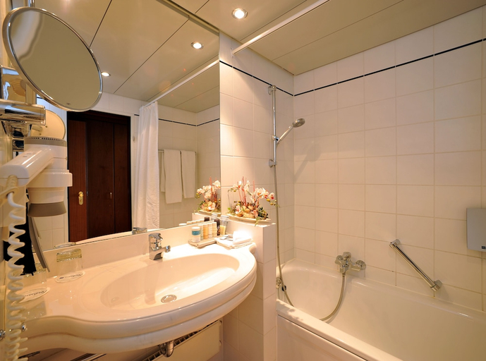 Bathroom, Radisson Blu Hotel, Cottbus, Cottbus