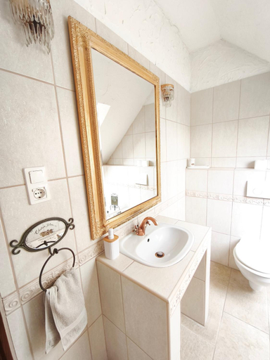Bathroom 3, Lesence Major, Tapolca