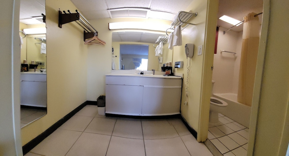 Bathroom 2, Hudson Valley Hotel And Conference Center By Fairbridge, Orange