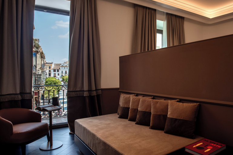 Room 4, Serras Sevilla, Sevilla