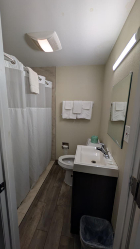 Bathroom, Red Lion Motel Southampton, Burlington