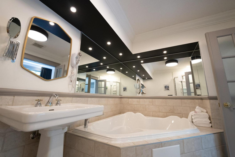 Bathroom 4, Hotel Le Rivage, Laval