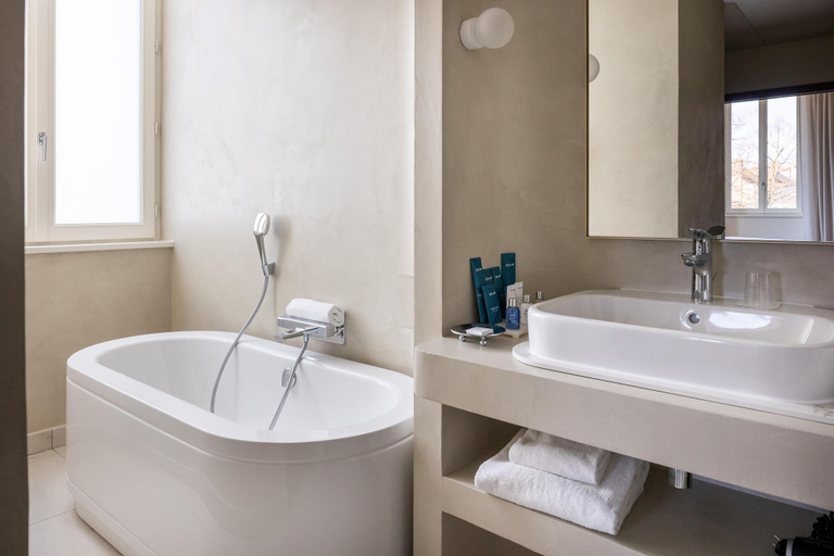 Bathroom 4, Radisson Blu Hotel Nantes, Loire-Atlantique