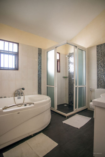 Bathroom 5, Bahari Dhow Beach Villas, Msambweni