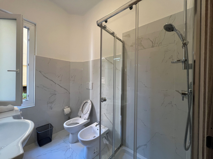 Bathroom 5, Mameli 6, Genova