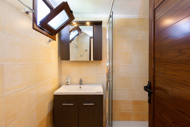 Bathroom 4, Stefanakos House, Crete