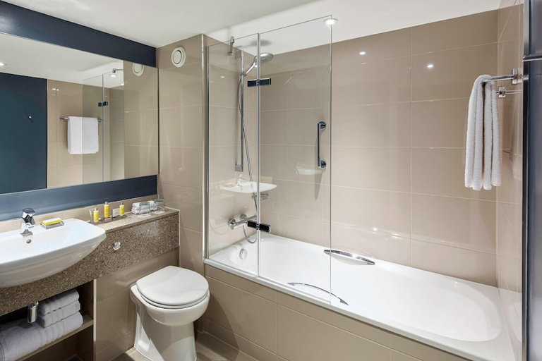 Bathroom 4, Marriott Hotel Portsmouth, Portsmouth