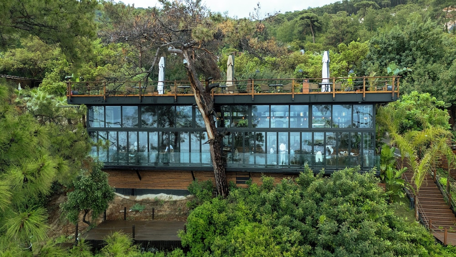Exterior & Views