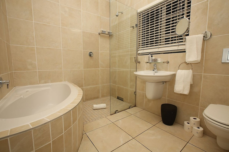 Bathroom 3, The Hampton Exclusive Guest House, Buffalo City