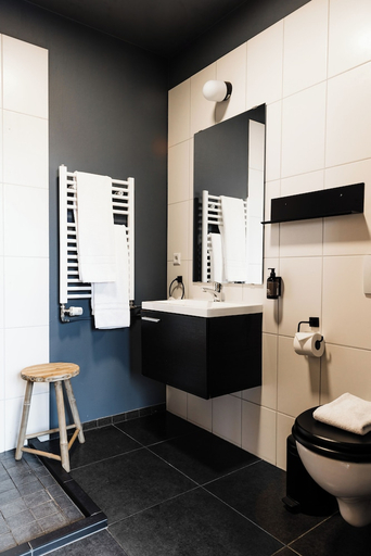 Bathroom 3, Rey Apartments, Reykjavík