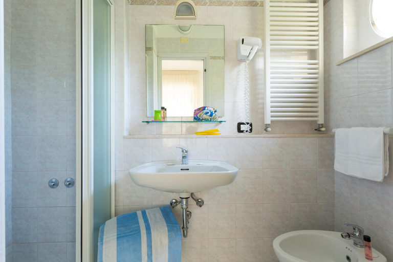 Bathroom 4, Cannes, Rimini