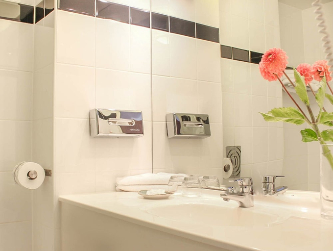 Bathroom 4, Golden Tulip Oosterhout, Oosterhout