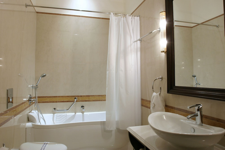 Bathroom 5, Grande Bretagne, Peloponnese