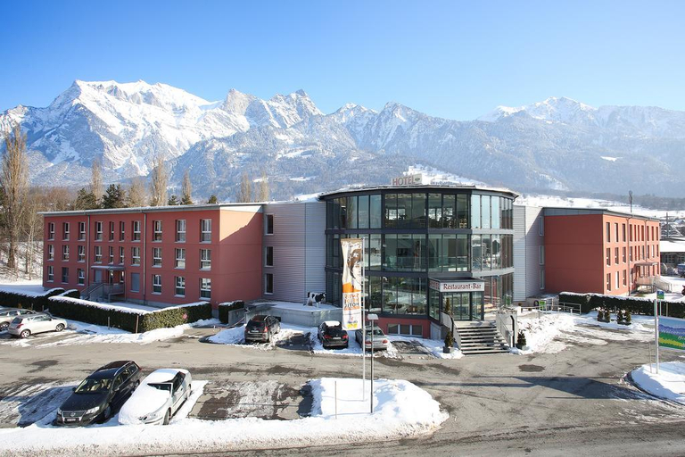 Exterior & Views