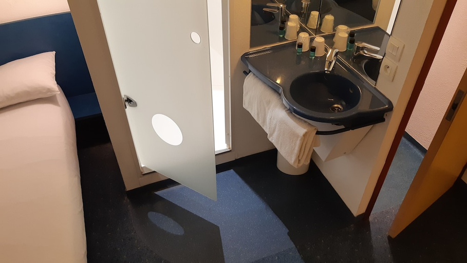 Bathroom 3, Kyriad Direct Montauban Centre, Tarn-et-Garonne