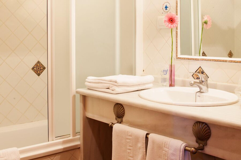 Bathroom 5, Hotel Mesón de la Molinera, Cádiz