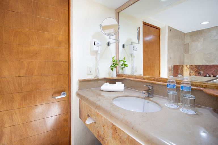Bathroom 5, Plaza Pelicanos Grand Beach Resort, Puerto Vallarta