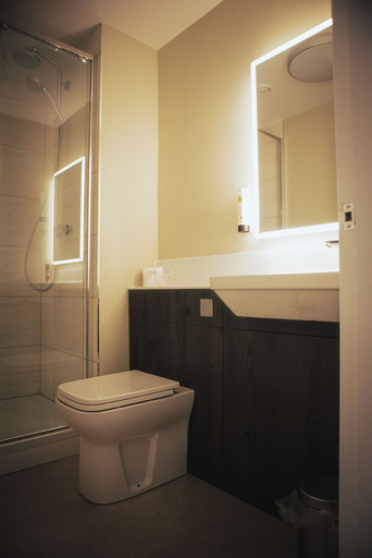 Bathroom 4, Draycote Hotel and Whitefields Golf Club, Warwickshire